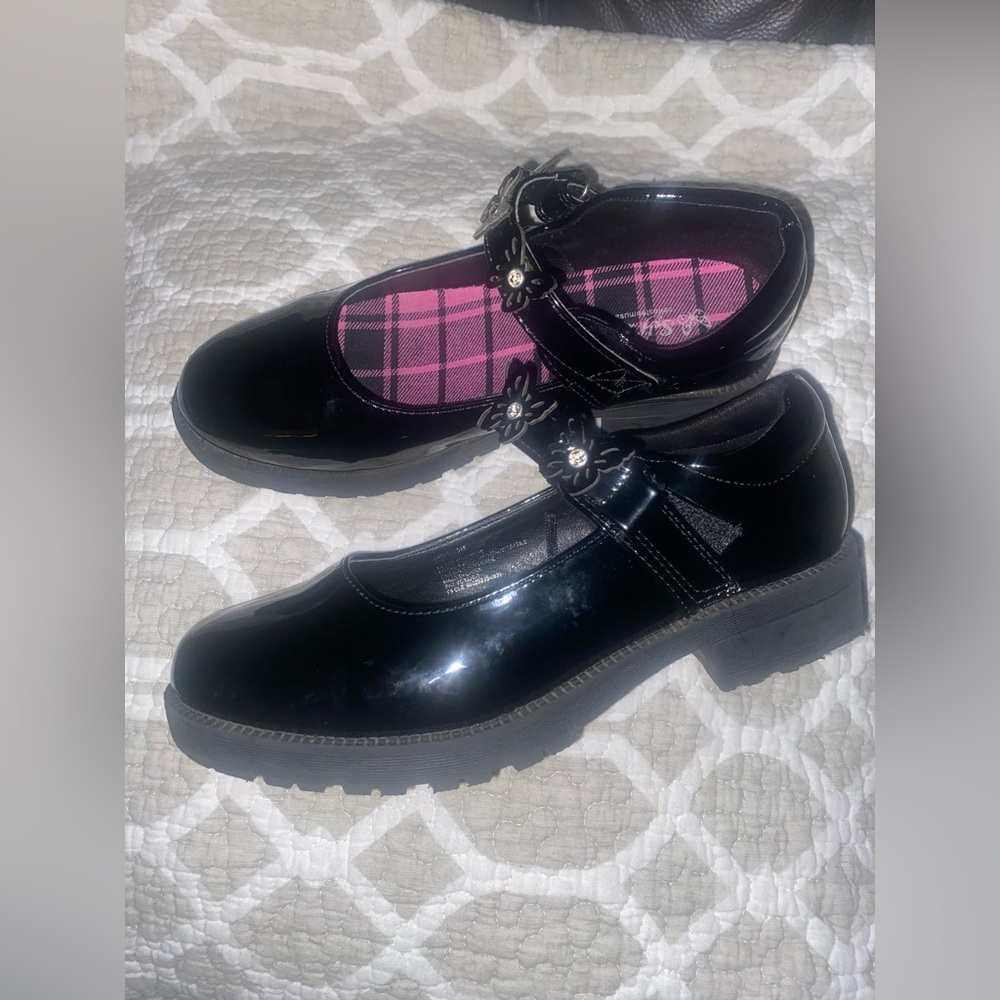 Girl’s black patent shoes